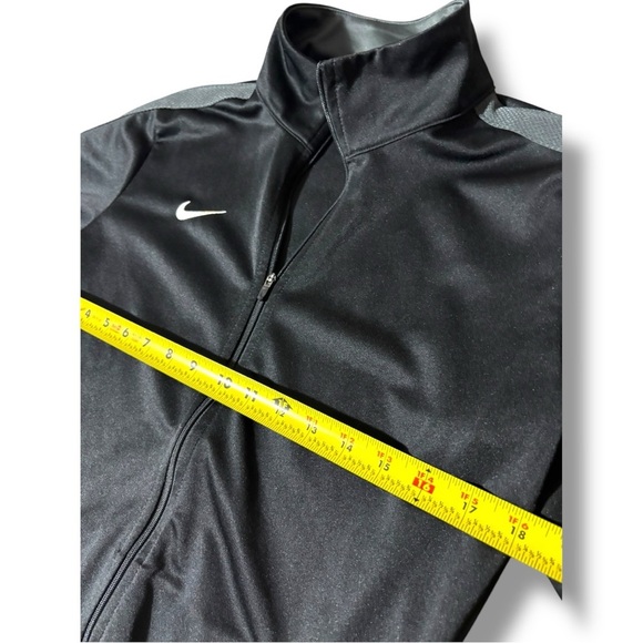 Nike Women’s Black With Grey Details Full-Zip Lightweight Sports Jacket - Picture 12 of 16